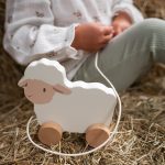 Little Dutch: drewniana owieczka do ciągnięcia Little Farm - obrazek 2