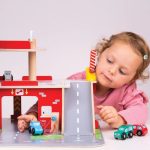 BIGJIGS: drewniany garaż z parkingiem - obrazek 2