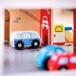 BIGJIGS: drewniany garaż z parkingiem - obrazek 3