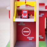BIGJIGS: drewniany garaż z parkingiem - obrazek 4