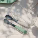 Beaba: Zestaw 2 łyżeczek silikonowych w podróżnym etui 4 m+ Mineral grey/Sage green - obrazek 4