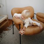 Mushie: kwiatek press toy Rose/Blush/Shifting Sand - obrazek 2