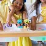 Glo Pals: postać do kąpieli Blair - zestaw z dwiema kostkami sensorycznymi świecącymi w wodzie - obrazek 3