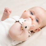 Done by Deer Zabawka na Rączkę 2 szt Happy Clouds Powder - obrazek 2