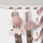 Done by Deer Zawieszka z Grzechotką Krokodyl Croco Powder - obrazek 2