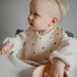 Mushie: śliniak silikonowy Black Daisy - obrazek 2