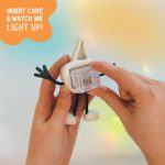 Glo Pals: postać do kąpieli Party Pal - zestaw z dwiema kostkami sensorycznymi świecącymi w wodzie - obrazek 4