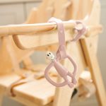 Matchstick Monkey: zawieszka silikonowa mocująca do wózka MULTI MAXI Dusty Pink 55 cm - obrazek 2