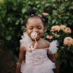 Mushie: koralikowa zawieszka do smoczka Luna Blush - obrazek 3