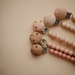 Mushie: koralikowa zawieszka do smoczka Luna Blush - obrazek 4