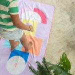 QUUT: dwustronny ręcznik plażowy PlayTowels M (140 x 70cm) Hopscotch - obrazek 2