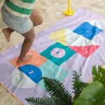 QUUT: dwustronny ręcznik plażowy PlayTowels L (180 x 100cm) Hopscotch - obrazek 2