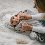 BabyOno: okrycie kąpielowe frotte z kapturkiem 100x100 cm - obrazek 2