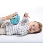 LUDI: dwukolorowa PIŁKA sensoryczna ⌀15 - obrazek 4