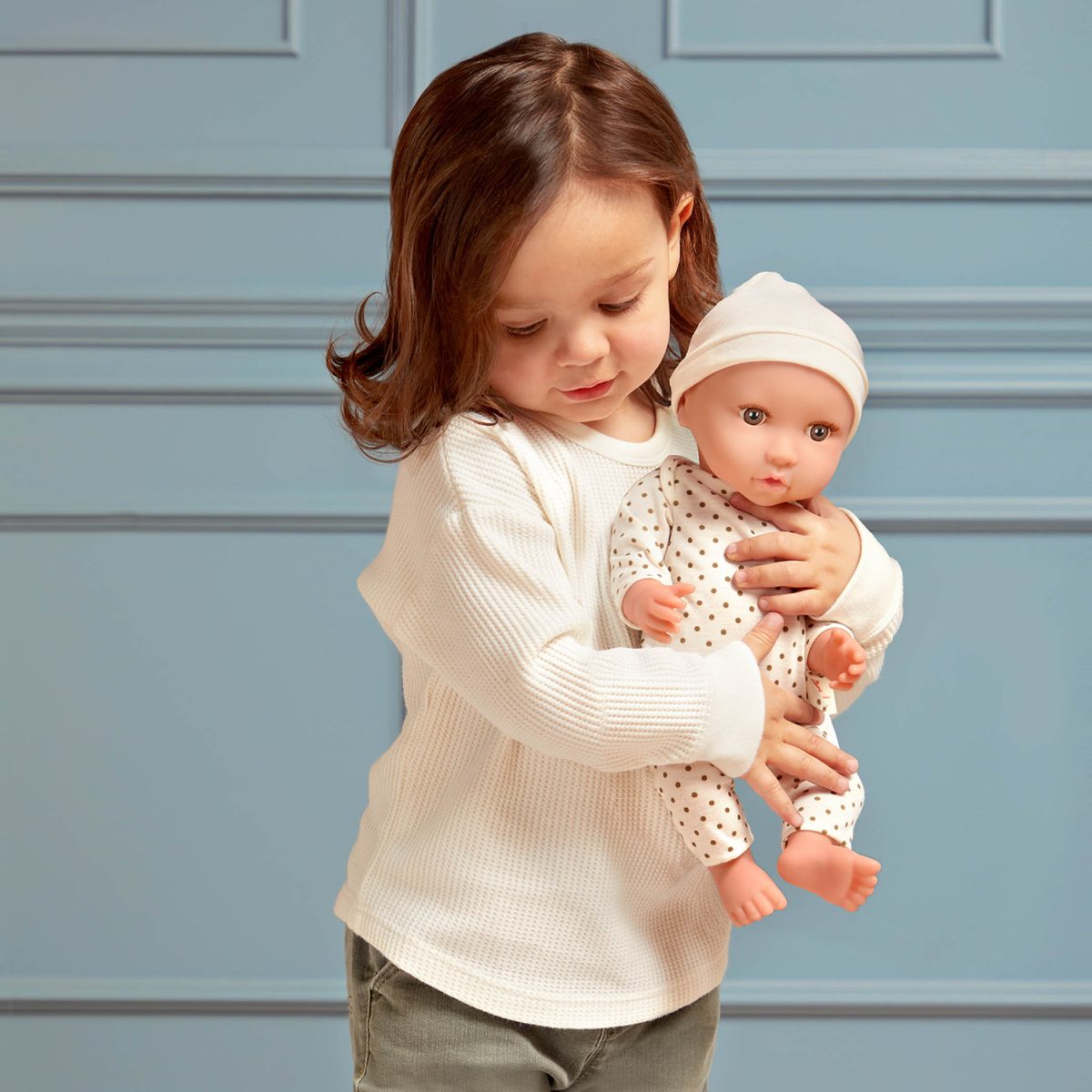 LullaBaby: lalka NIEMOWLĘ ze smoczkiem, w pidżamce w kropeczki i czapeczce - obrazek 2