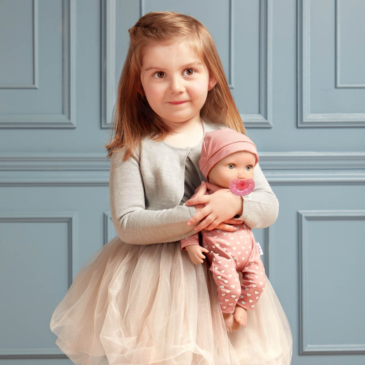 LullaBaby: lalka NIEMOWLĘ ze smoczkiem, w pidżamce w serduszka i czapeczce - obrazek 3