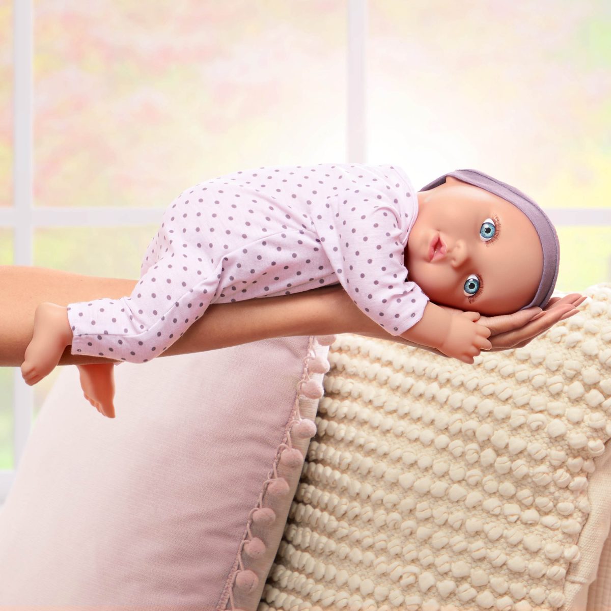 LBY7217-LBY7224_LS_B LullaBaby: lalka NIEMOWLĘ ze smoczkiem, w pidżamce w kropeczki i czapeczce - obrazek 4