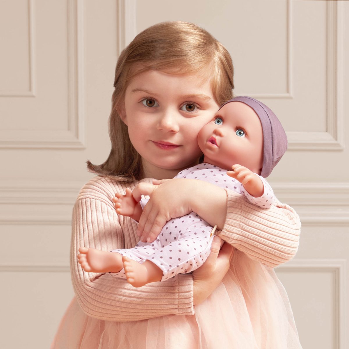 LBY7217-LBY7224_LS_C LullaBaby: lalka NIEMOWLĘ ze smoczkiem, w pidżamce w kropeczki i czapeczce - obrazek 2