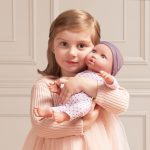 LullaBaby: lalka NIEMOWLĘ ze smoczkiem, w pidżamce w kropeczki i czapeczce - obrazek 2