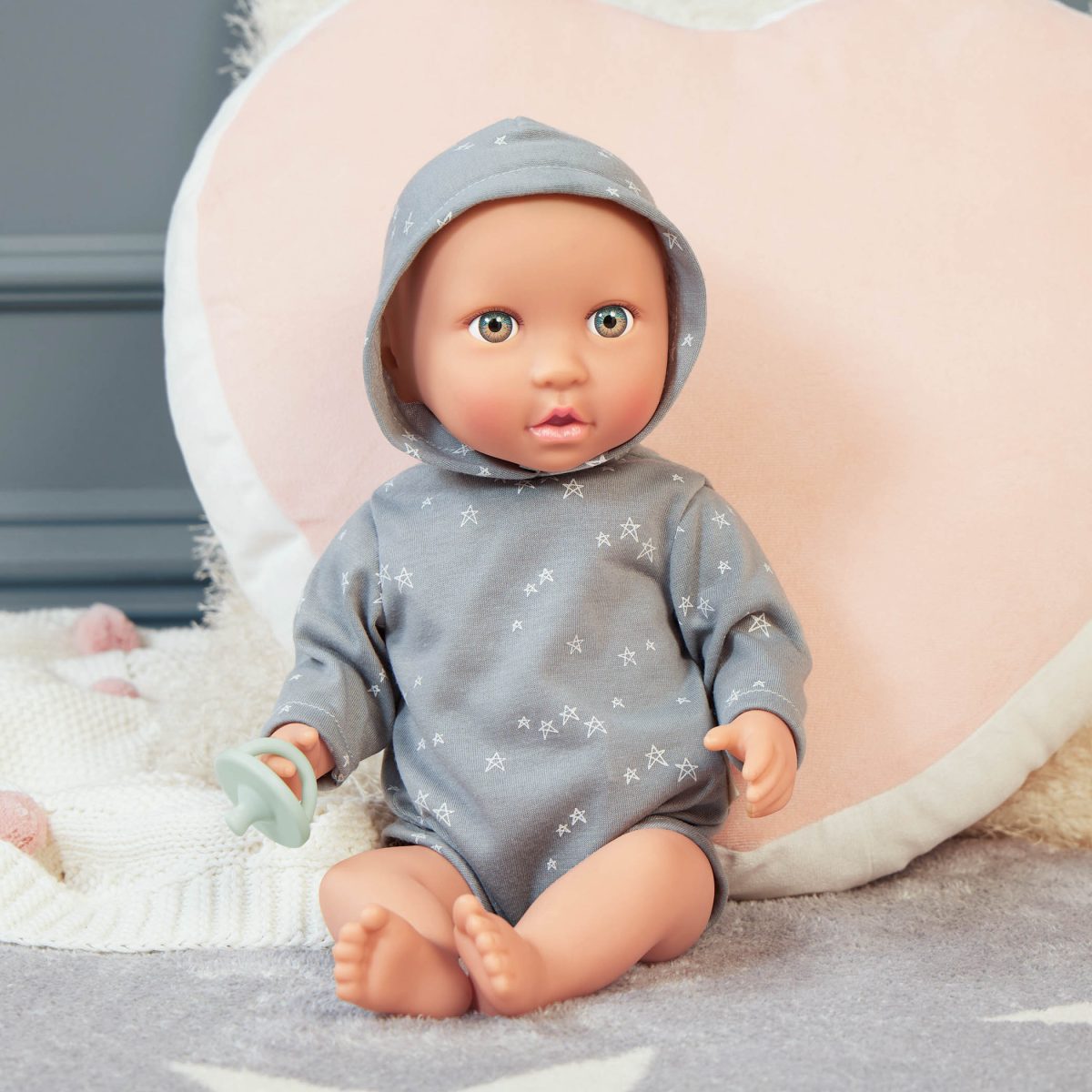 LBY7263_LS_A LullaBaby: lalka NIEMOWLĘ – CHŁOPIEC, ze smoczkiem, w ubranku z kapturem - obrazek 2