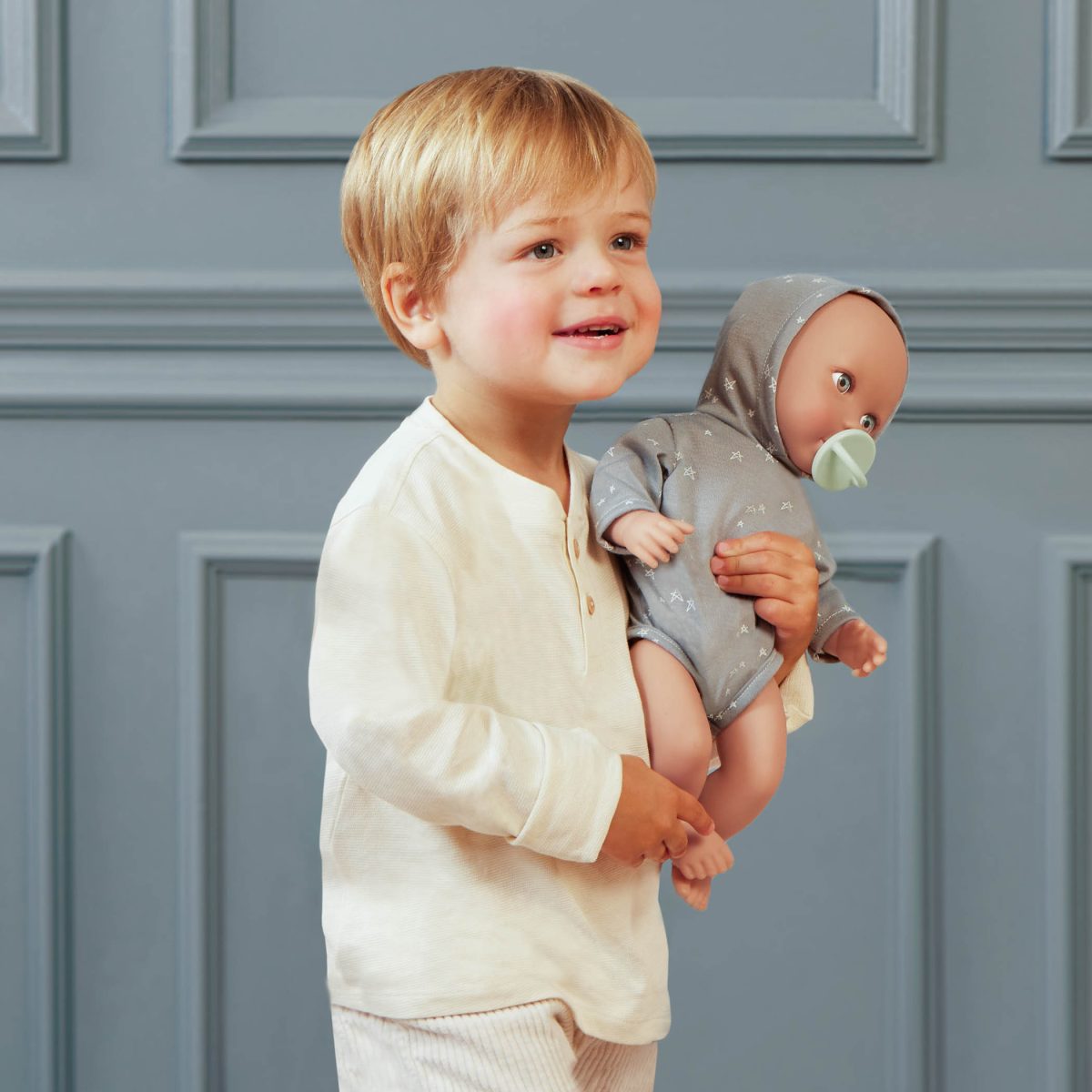 LBY7263_LS_B LullaBaby: lalka NIEMOWLĘ – CHŁOPIEC, ze smoczkiem, w ubranku z kapturem - obrazek 4