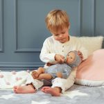 LullaBaby: lalka NIEMOWLĘ – CHŁOPIEC, ze smoczkiem, w ubranku z kapturem - obrazek 3