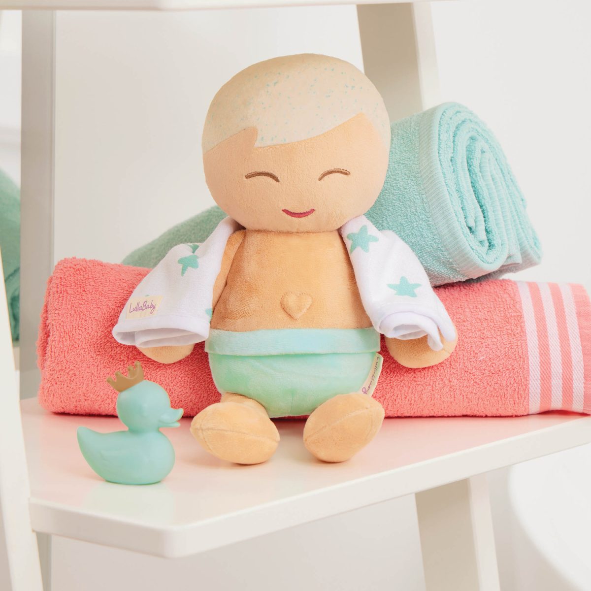 LBY7265_LS_B LullaBaby: lalka przytulanka DO KĄPIELI – CHŁOPIEC blondyn z ręczniczkiem - obrazek 2