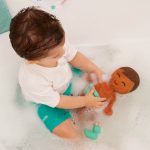 LullaBaby: lalka przytulanka DO KĄPIELI – CHŁOPIEC szatyn z ręczniczkiem - obrazek 2