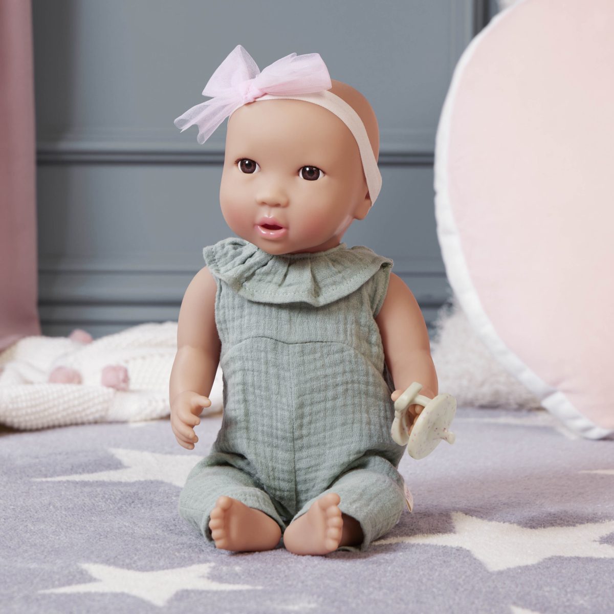 LBY7269_LS_B-scaled LullaBaby: lalka NIEMOWLĘ ze smoczkiem, w muślinowym ubranku i opasce - obrazek 2