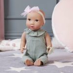 LullaBaby: lalka NIEMOWLĘ ze smoczkiem, w muślinowym ubranku i opasce - obrazek 2