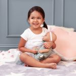 LullaBaby: lalka NIEMOWLĘ ze smoczkiem, w muślinowym ubranku i opasce - obrazek 3