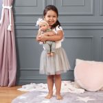 LullaBaby: lalka NIEMOWLĘ ze smoczkiem, w muślinowym ubranku i opasce - obrazek 4