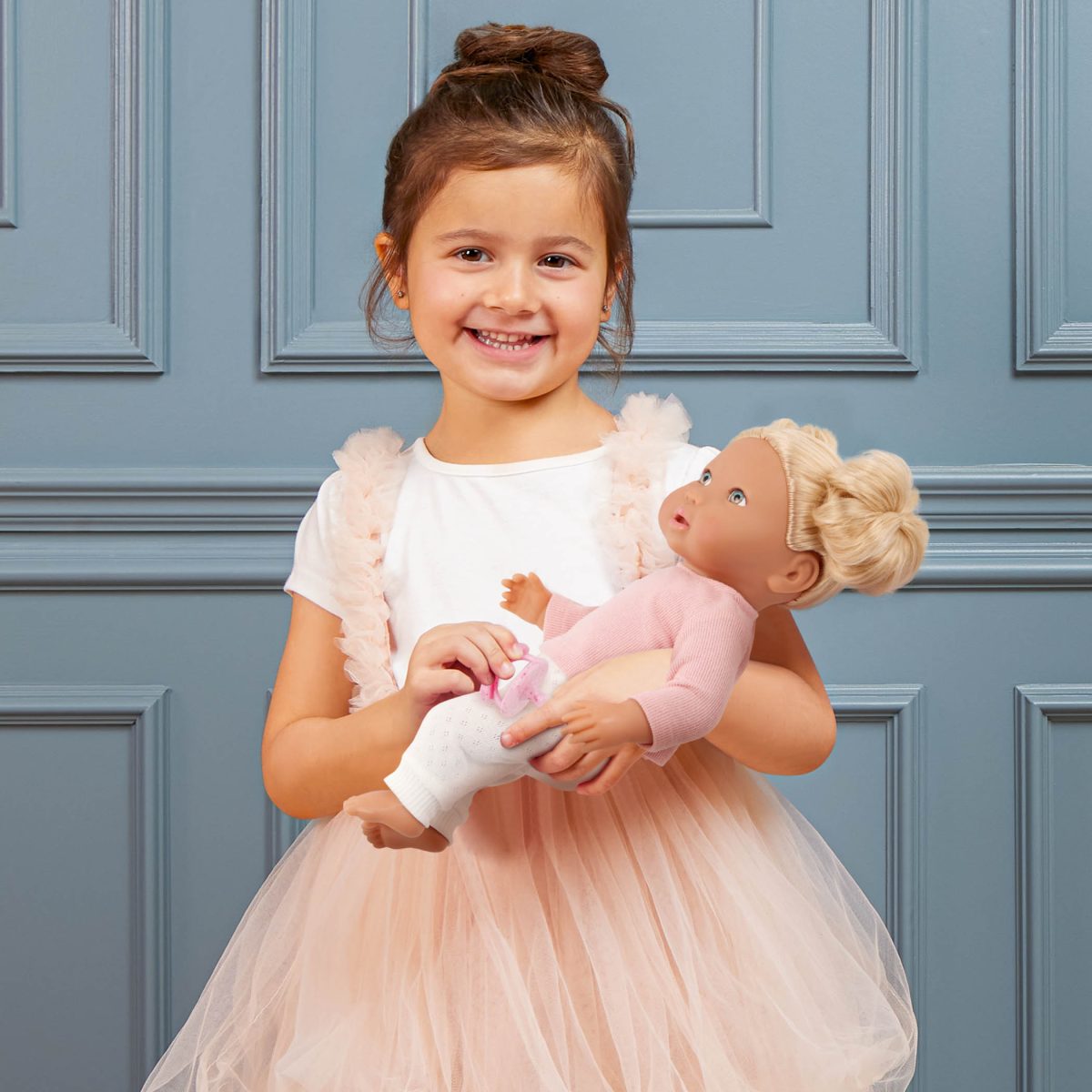 LBY7270_LS_A1 LullaBaby: lalka NIEMOWLĘ z WŁOSAMI - BLONDYNKA, ze smoczkiem - obrazek 2