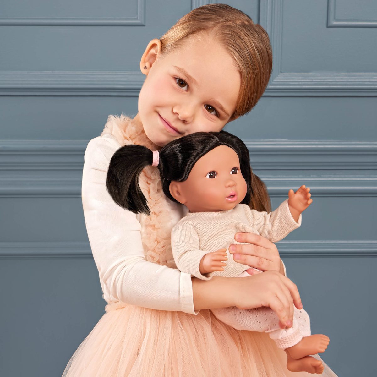 LBY7283_LS_A LullaBaby: lalka NIEMOWLĘ z WŁOSAMI - BRUNETKA, ze smoczkiem - obrazek 3