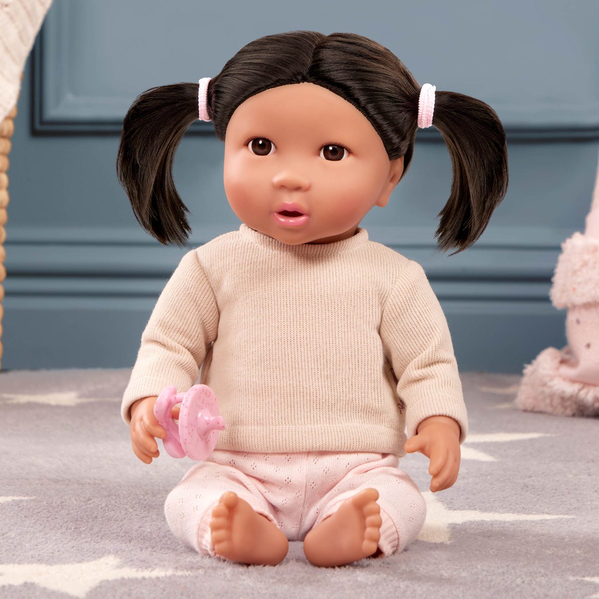 LBY7283_LS_C LullaBaby: lalka NIEMOWLĘ z WŁOSAMI - BRUNETKA, ze smoczkiem - obrazek 4