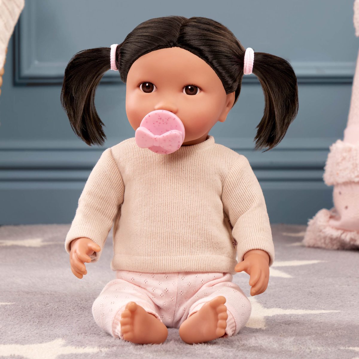 LBY7283_LS_G LullaBaby: lalka NIEMOWLĘ z WŁOSAMI - BRUNETKA, ze smoczkiem - obrazek 2