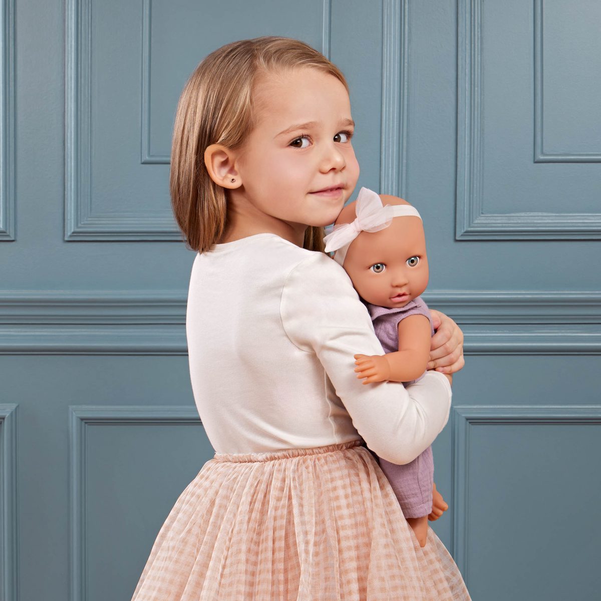 LBY7295_LS_A LullaBaby: lalka NIEMOWLĘ ze smoczkiem, w muślinowym ubranku i opasce - obrazek 2