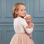 LullaBaby: lalka NIEMOWLĘ ze smoczkiem, w muślinowym ubranku i opasce - obrazek 2