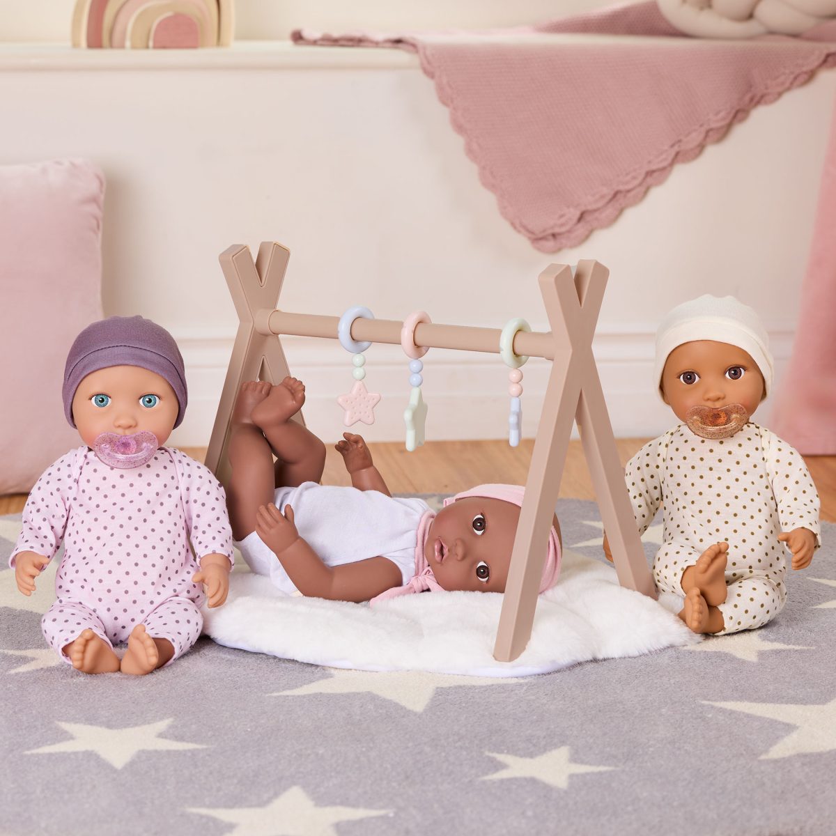 LullaBaby: lalka NIEMOWLĘ ze smoczkiem, w pidżamce w kropeczki i czapeczce - obrazek 4