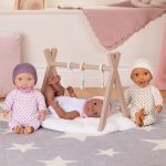 LullaBaby: lalka NIEMOWLĘ ze smoczkiem, w pidżamce w kropeczki i czapeczce - obrazek 4