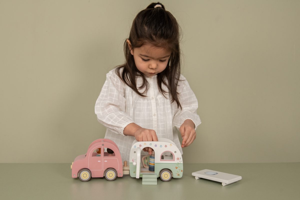LD8022 - Toy Car with Caravan (1) Little Dutch: drewniany samochód kempingowy - obrazek 2
