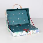 Meri Meri: Królestwo dinozaurów - Kalendarz adwentowy w walizce - obrazek 3