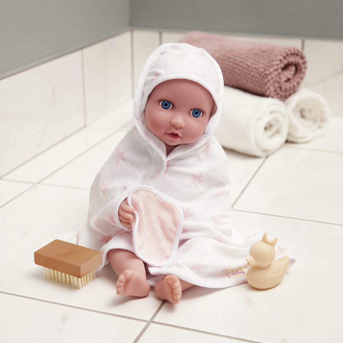 LBY7646-LBY7686_LS_A LullaBaby: Kąpiel lalki NIEMOWLAKA – ręcznik z akcesoriami kąpielowymi - obrazek 2