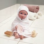 LullaBaby: Kąpiel lalki NIEMOWLAKA – ręcznik z akcesoriami kąpielowymi - obrazek 2