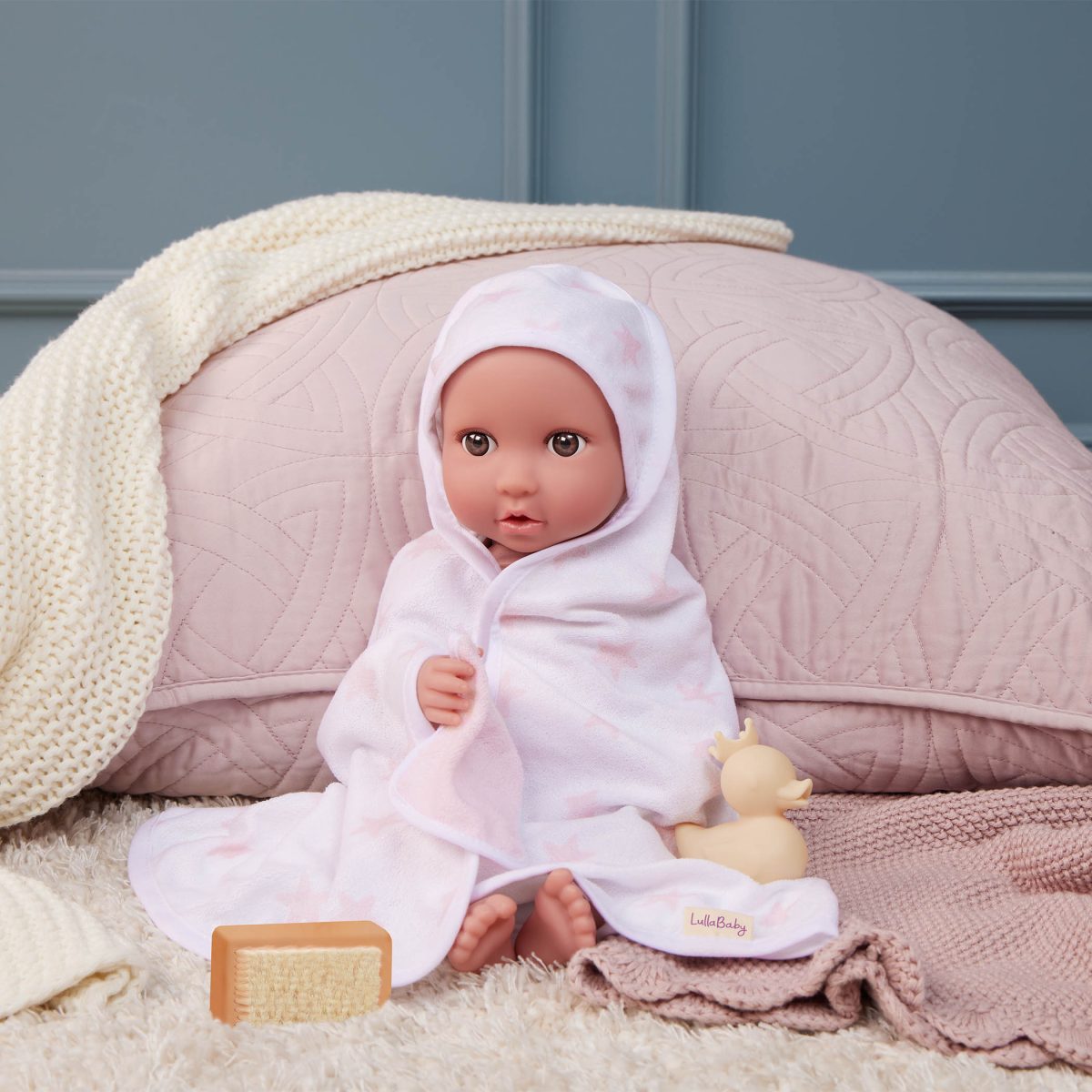 LBY7646-LBY7686_LS_B LullaBaby: Kąpiel lalki NIEMOWLAKA – ręcznik z akcesoriami kąpielowymi - obrazek 5