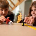 Fat Brain Toy: Piłkarzyki Foosbots. Zestaw dla Dwóch Graczy. - obrazek 2