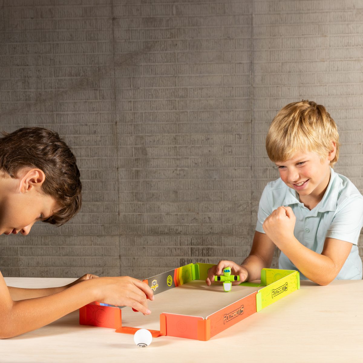 Fat Brain Toy: Piłkarzyki Foosbots. Boisko do gry. - obrazek 4