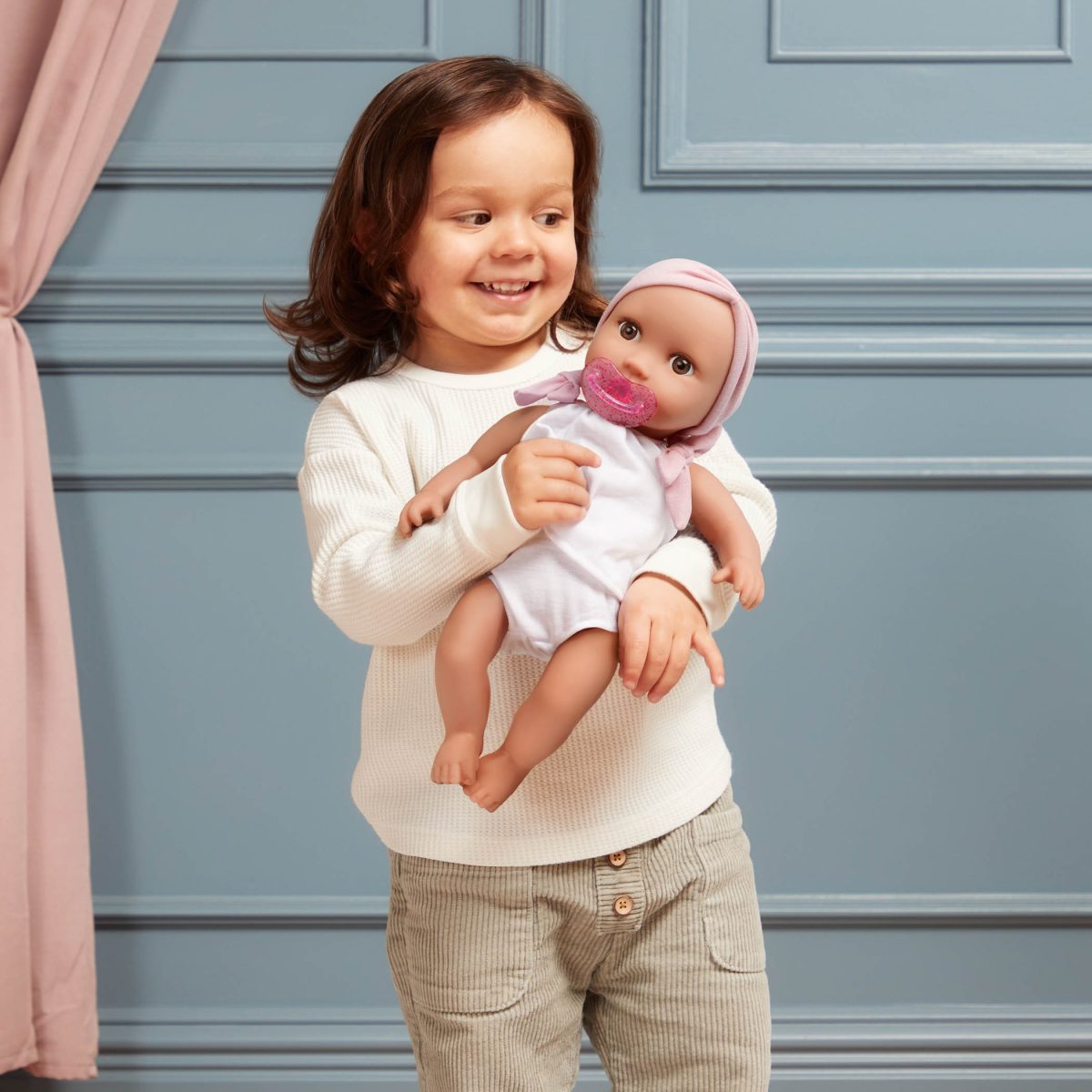 LBY7243-LBY7246_LS_A1 LullaBaby: Lalka NIEMOWLĘ ze smoczkiem, w dwuczęściowym ubranku i opasce - obrazek 2