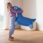 QUUT: dmuchany skoczek Hoppi Dino Cosmic Blue - obrazek 3