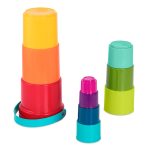 b.toys: Stack up Cups – zestaw kubełków do piętrowania z wiaderkiem - obrazek 4